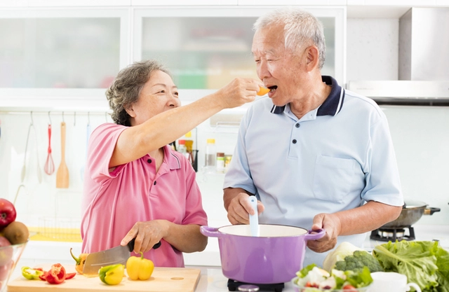 4 lưu ý về chế độ ăn của người cao tuổi trong mùa nắng nóng